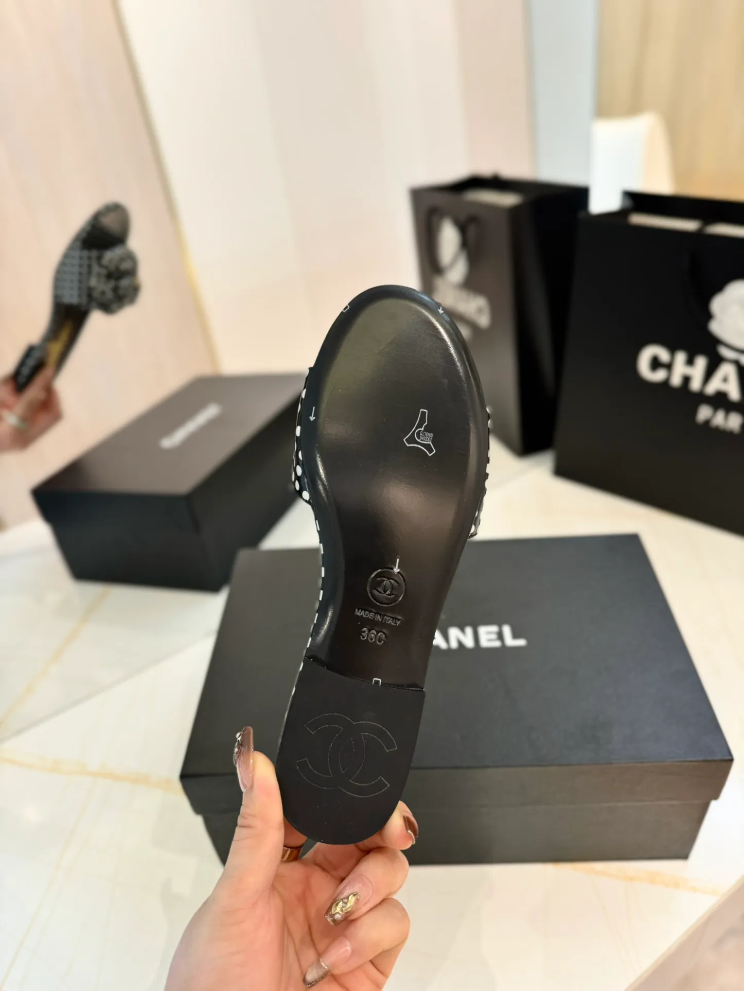 👟👟Ex-factory price 520👟👟 Purchasing agent Chanel 24C new spring and summer camellia hollow slippers series This season’s camellia series is really beautiful, with the usual elegant ladylike temperament of Grandma Xiang’s family, full of high-end sense! It’s very nice on the feet~ Whether worn barefoot or paired with skirts or trousers, it’s very versatile! Incomparably beautiful! Specially made of imported lambskin for the upper, mixed sheepskin for the lining, Italian grade A genuine leather outsole Size: #35-39 (40/41 customized)